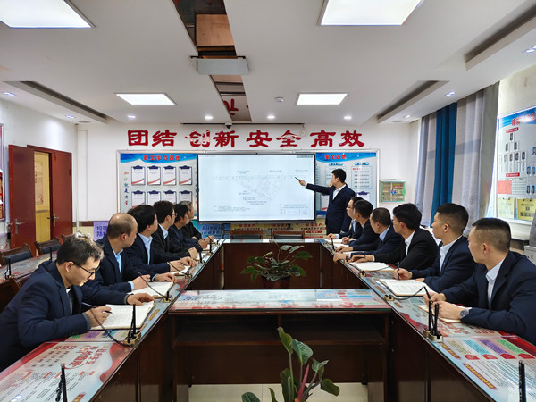 綜掘隊(duì)開會.jpg